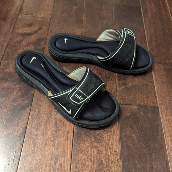 Nike Slides - Picture 2 of 4